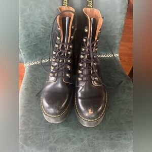 Dr. Marten Leona Platform